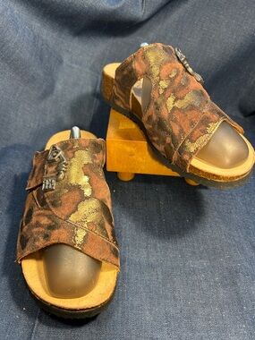 NWOT Think! Leather slide in sandals